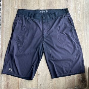 Travis Mathew size 34 Navy short